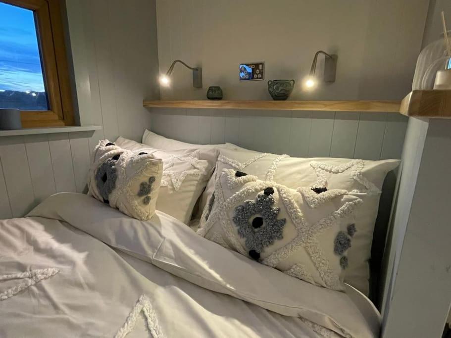 The Hut@Trefechan Wen - Coastal Coziness! Goodwick Εξωτερικό φωτογραφία