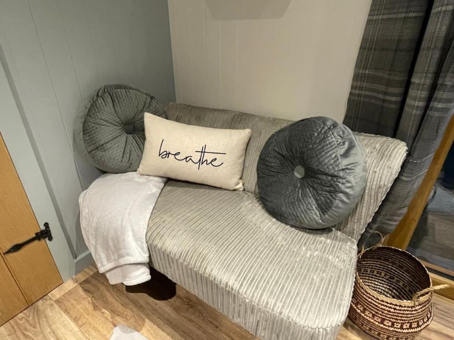 The Hut@Trefechan Wen - Coastal Coziness! Goodwick Εξωτερικό φωτογραφία