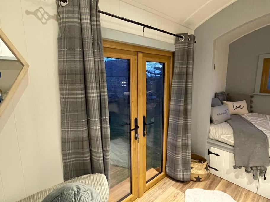 The Hut@Trefechan Wen - Coastal Coziness! Goodwick Εξωτερικό φωτογραφία