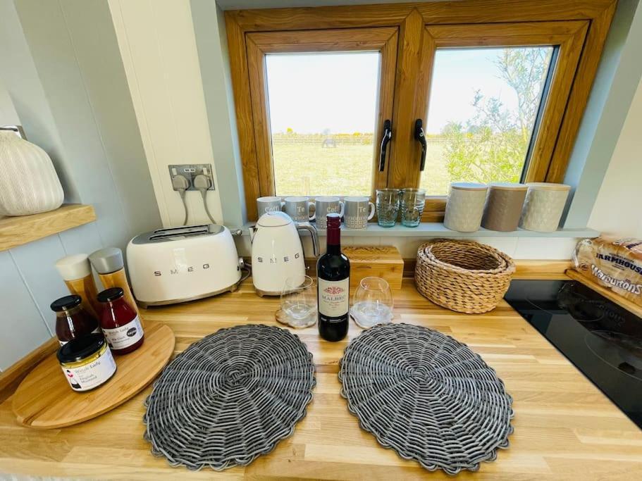The Hut@Trefechan Wen - Coastal Coziness! Goodwick Εξωτερικό φωτογραφία