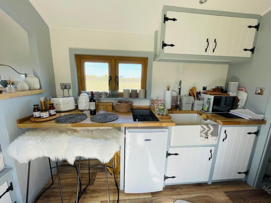 The Hut@Trefechan Wen - Coastal Coziness! Goodwick Εξωτερικό φωτογραφία